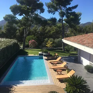 Indépendante Standing, Terrasse Arborée Et Parking Privé Discret Dans Contemporaine Avec Piscine. Couette-café